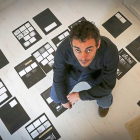 Alfonso Moral, en El Carrusel, rodeado de las imágenes de la serie ‘Cero’,-MIGUEL ÁNGEL SANTOS