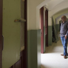 El director del colegio Ramon Llull de Barcelona, Manuel Lombardía, muestra los daños causados por la Policía Nacional en el centro.-ALBERT BERTRAN