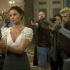 Ashley Judd empuña una pistola, en una escena de la película 'Atraco por duplicao'.-