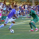 Mata ejecuta un  pase en profundidad en el reciente amistoso de Rioseco ante el Leganés.-PABLO REQUEJO