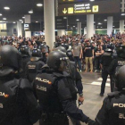 Agentes de policía durante la protesta de Tsunami en el aeropuerto de El Prat.-