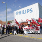 Un centenar de trabajadores reivindica la readmisión de los trabajadores despedidos por Philips en Valladolid-ICAL