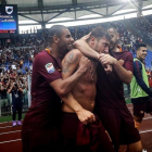 Totti es abrazado por sus compañeros del Roma tras marcar de penalti el gol de la victoria contra el Sampdoria.-AP / ANGELO CARCONI