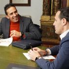 Moisés Santana y Conrado Íscar durante una reunión en la sede de la Diputación. E. M.