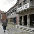 El colegio San Juan de la Cruz, con una pancarta en la se que lee «La Rondilla no se rinde».-Pablo Requejo