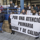 Pacientes y profesionales del centro de salud de Los Cubos, en Burgos, han vuelto a movilizarse después de que tres doctoras renunciaran a su puesto por la sobrecarga de trabajo que soportan.-RAÚL OCHOA