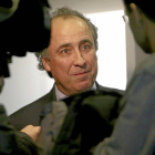 Emilio Duró atiende a la prensa, minutos antes de su conferencia en el salón de actos de Caja España-Duero-Ical