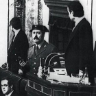 El teniente coronel Antonio Tejero, pistola en mano, en la tribuna del Congreso durante la intentona del 23 de febrero de 1981.-ARCHIVO