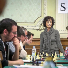 Rosa Velasco posa al final de una mesa de juego durante una competición de ajedrez celebrada en el antiguo Casino de Valladolid.-MIGUEL ÁNGEL SANTOS