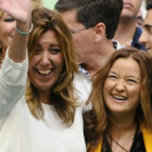 La presidenta del comité federal del PSOE, Verónica Pérez, junto a Susana Díaz, en un acto de partido en Sevilla.-EFE / RAÚL CARO