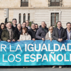 Los alcaldes del Partido Popular de Valladolid posan tras el acto de firma del manifiesto por la igualdad