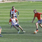 Calero defiende a Borja, ante la mirada de Nacho, durante el entrenamiento de ayer.-J.M. LOSTAU
