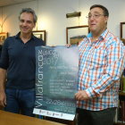 El compositor y director de orquesta, Pedro Halfter (I), junto al alcaldede Villafranca del Bierzo (León), Jose Manuel Pereira (D), durante la presentación del cartel y programa de los conciertos 'Música en Villafranca 2017'.-ICAL