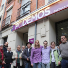 El secretario autonómico de Podemos, Pablo Fernández, y miembros de la formación posan a la entrada de la nueva sede en Valladolid.-ICAL