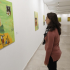 Una mujer observa una de las obras de Javier Bustelo en la  Sala 0 del Museo Patio Herreriano.-J.M.LOSTAU
