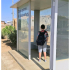 Junior, el escolar de 11 años de Castroponce, en la parada del pueblo. Allí su autobús nunca llega.-E. M.