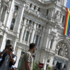 La bandera multicolor del colectivo LGTB, en la fachada del Ayuntamiento de Madrid con motivo de las fiestas del Orgullo en el 2017.-DAVID CASTRO