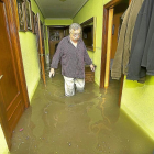 Un mirobrigense muestra el agua que en la tarde de ayer se coló en su vivienda.-ICAL
