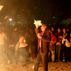 Un hombre lanza unos papeles a la hoguera de San Juan en la Playa de las Moreras de Valladolid.- ICAL.
