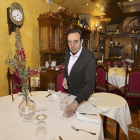 El propietario del establecimiento Casa Pepe´s, Jose Luis Bustos  prepara una mesa.  / BRÁGIMO