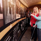 La presidenta de la Comunidad de Madrid, Cristina Cifuentes, participa en el acto que ha organizado el Gobierno regional para rendir homenaje a las taquilleras del Metro de Madrid.-EFE