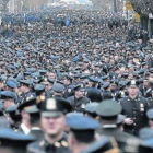 Sobrecogidos 8 Una multitud de policías llenar la calle 65 de Nueva York en el funeral de Wenjian Liu, uno de los agentes asesinados.-Foto:  REUTERS / MIKE SEGAR