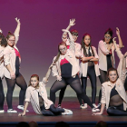 Varios jóvenes bailan una coreografía durnate el acto del 25º aniversario de la asociación.-J.M. LOSTAU