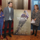 La presidenta de la Diputación, Ángeles Armisén (D), acompañada por la diputada responsable de la Plaza de Toros, Carmen Fernández (I); y el representante de la empresa Martínez Flamarique, Manuel Martínez Azcárate, presenta el cartel de la Feria Taurina.-ICAL
