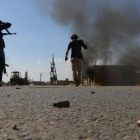 Combatientes del Ejército Libre Sirio, en las afueras de Dabiq, el 15 de octubre.-AFP / NAZEER AL-KHATIB