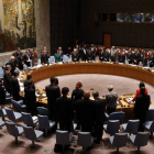 Los miembros del Consejo de Seguridad de la ONU guardan un minuto de silencio por las víctimas del terrorismo, esta madrugada.-Foto: AP / JASON DECROW