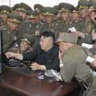 Kim Jong-un observa una pantalla de ordenador rodeado de militares, el pasado abril.-Foto: EFE / KCNA