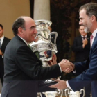 El rey Felipe VI entrega la Copa Stadium a Ignacio Galán, presidente de Iberdrola.-FRANCISCO GÓMEZ (CASA REAL)