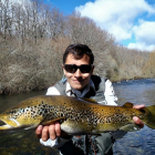 El pescador abulense y campeón de España de salmónidos mosca Juventud, Sergio Heredero con un truchón del Pisuerga.-LEONARDO DE LA FUENTE
