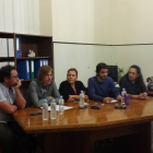 Pablo Fernández y Pedro de Palacio arroparon ayer a los tres concejales de Sí Se Puede cuestionados por la directiva vallisoletana de Podemos.-D.V