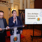 Los concejales Víctor Martín y Alberto Gutiérrez presentan la nueva zona de bajas emisiones.- E. M.