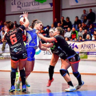 La defensa delGuardés evita el lanzamiento de Elena Cuadrado.-PHOTO-DEPORTE