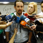 Pablo Iglesias defiende la actuación de Ramón Espinar en unas declaraciones desde el Congreso.-AGUSTÍN CATALÁN