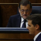 El presidente del Gobierno, Mariano Rajoy, en una sesión parlamentaria observa el paso del líder de Cs, Albert Rivera.-AGUSTÍN CATALÁN