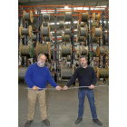 Benito y Gerardo Pérez tiran de uno de los cables que fabrica Inducable en Palencia.-M. BRÁGIMO.