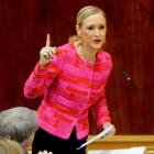 Cristina Cifuentes, en el Pleno de la Asamblea de Madrid, este jueves.-/ JUAN MANUEL PRATS