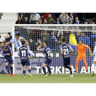 Carrillo cabecea y marca el gol de la victoria del Leganés en la última jugada del partido disputado anoche en Butarque.-PHOTO DEPORTE