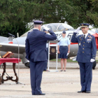 El coronel Rafael Rubio García (D), saluda a su predecesor en el cargo tras tomar posesión como nuevo Jefe de la Base Aérea de Villanubla (Valladolid).-ICAL