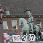 Un cartel del Tour junto al Ayuntamiento de Düsseldorf, en Alemania, donde el sábado comienza la ronda francesa.-EFE / ROBERT GHEMENT