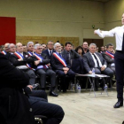 Emmanuel Macron se dirige a 600 alcaldes de Occitania, el 18 de febrero del 2019 en Souillac, en el sudeste de Francia.-REUTERS