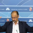 El portavoz de Ciudadanos en las Cortes de Castilla y León, Luis Fuentes, ofrece una rueda de prensa para analizar asuntos de la actividad parlamentaria.-ICAL