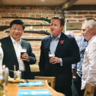 El primer ministro británico se ha llevado al presidente chino a tomar unas pintas de cerveza a un pub.-YOUTUBE