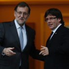 Mariano Rajoy y Carles Puigdemont se saludan antes de su reunión en la Moncloa.-DAVID CASTRO