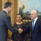 El rey Felipe VI recibe al presidente de la Diputación de Valladolid, Jesús Julio Carnero, premio Autónomo del Año junto a la presidenta de ATA Castilla y León, Soraya Mayo-Ical