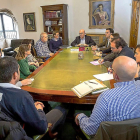 El presidente de la Diputación y los portavoces de los grupos este martes, con trabajadores de LexNova.-EL MUNDO