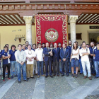 Jugadores, técnicos y directivos del VRAC posan junto al presidente de la Diputación en Pimentel.-J. M. Lostau